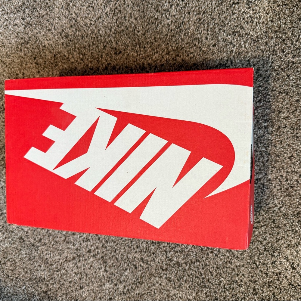 Nike Women's Genicco Sneakers New - Picture 2 of 9